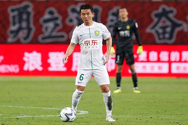 关于国足训练备战李可嘟嘴卖萌，张稀哲慢跑的信息