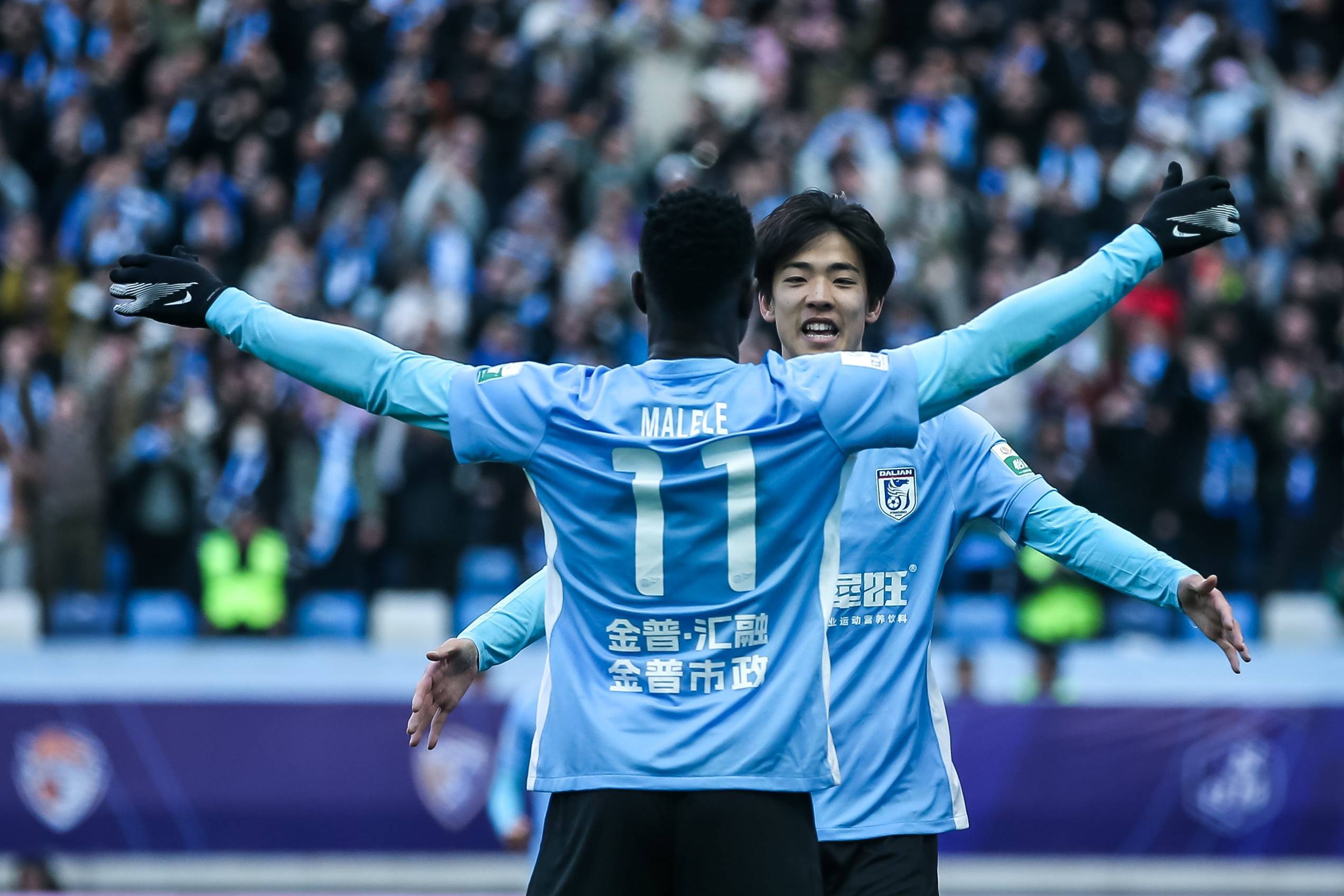 中超-莱昂纳多传射李新翔破门十人海港3-1河南
